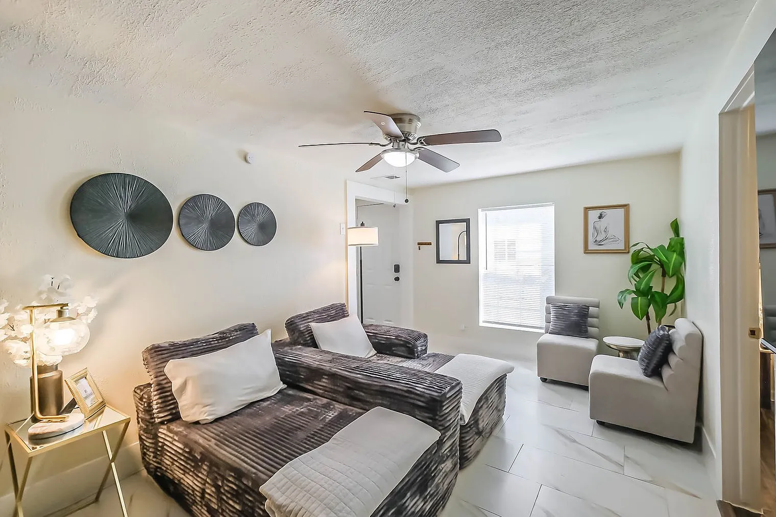3 bed, 2.0 bath, 1194 sqft, $3,699 — Photo 2