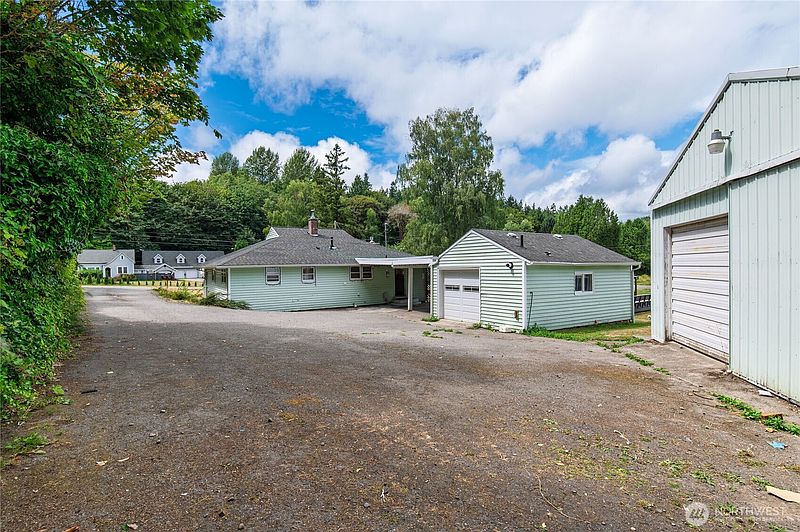 3rd image of 1350 Corbet Drive NW