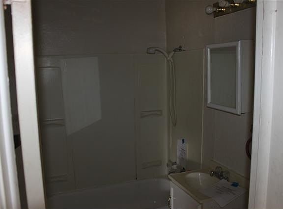 4th image of 210 NW 31st St