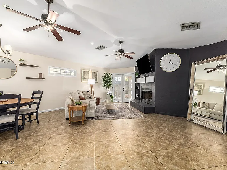 413 E Ellis Dr — Photo 16