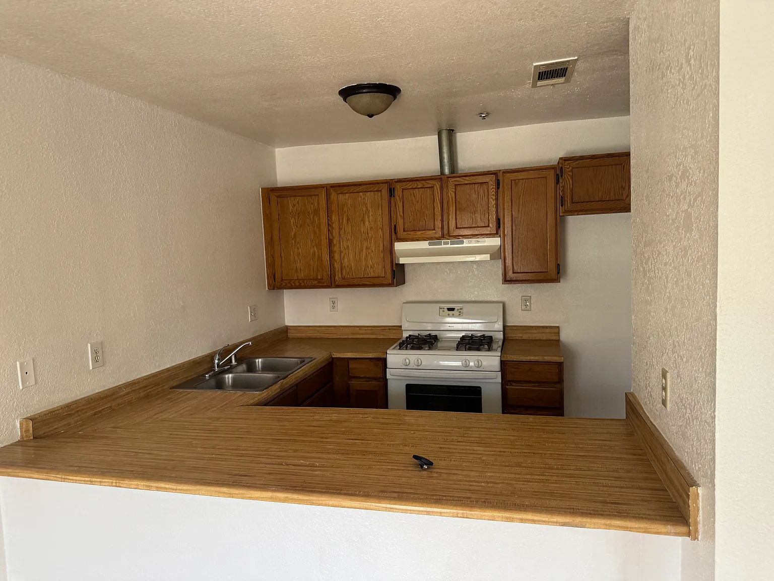 2 bed, 1.5 bath, 897 sqft, $1,750 — Photo 3