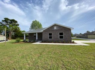 19 W Lake Cir, Mary Esther, FL 32569