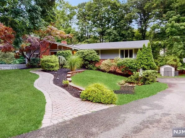 811 Bailey Rd, River Vale, NJ 07675