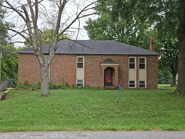 1712 Stratford Dr, Macon, MO 63552
