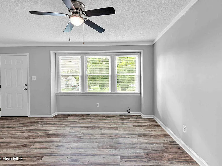 322 Starling St — Photo 5
