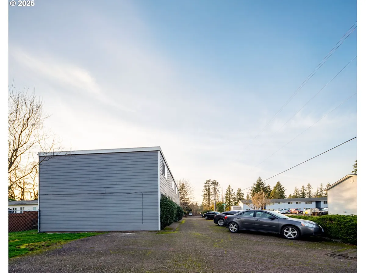 Building Photo - 380 SW Tunison Ave #2-4