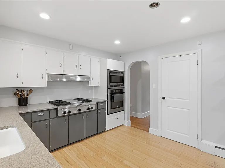 9 Linden Blvd — Photo 14