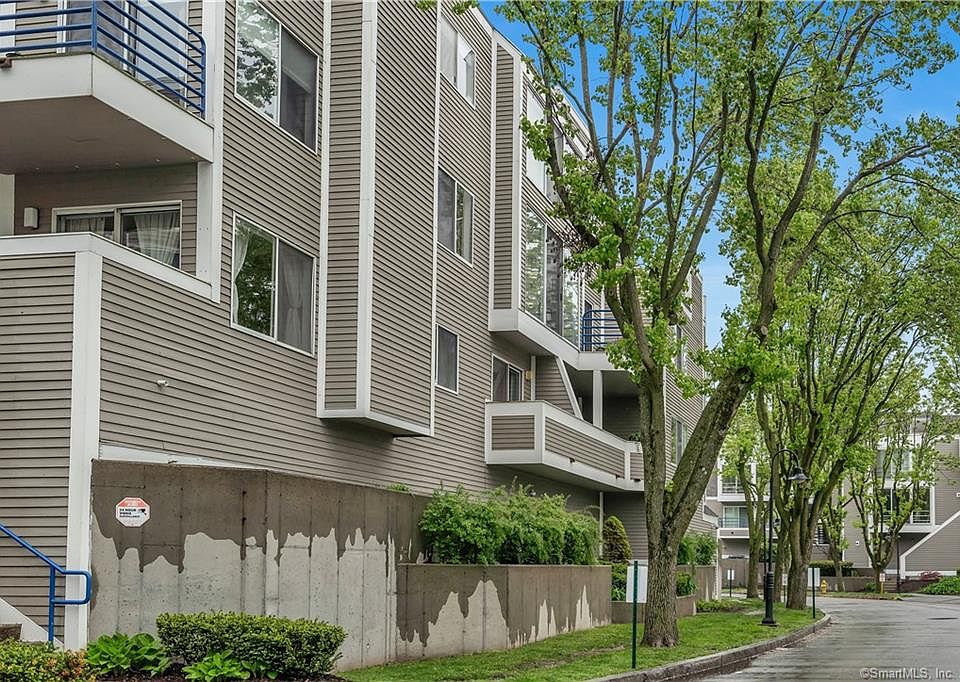 1st image of 19 Harbour Close North Vlg #19
