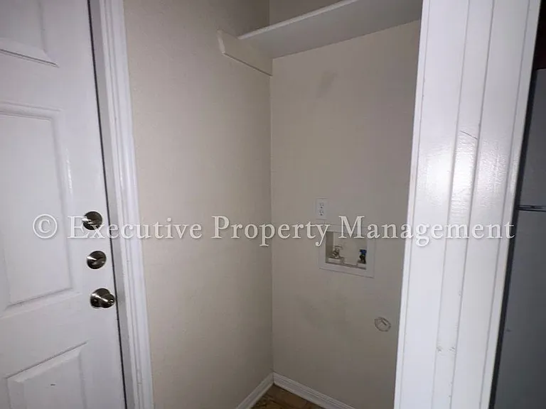 208 Janelle Dr — Photo 12