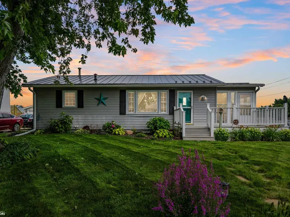 1201 Rolling Meadows Rd, Marshalltown, IA 50158