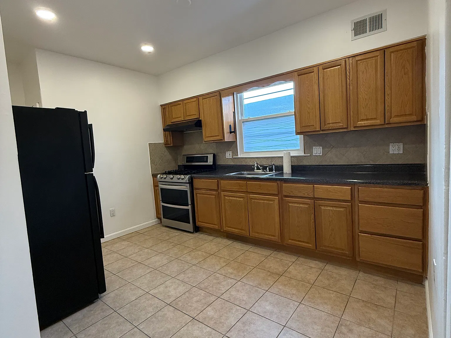 3 bed, 1100 sqft, $2,750 — Photo 3