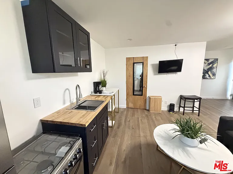 2491 Granville Ave #B — Photo 4