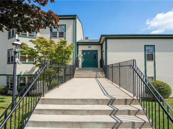 3524 W Shore Rd Building C-704, Warwick, RI 02886
