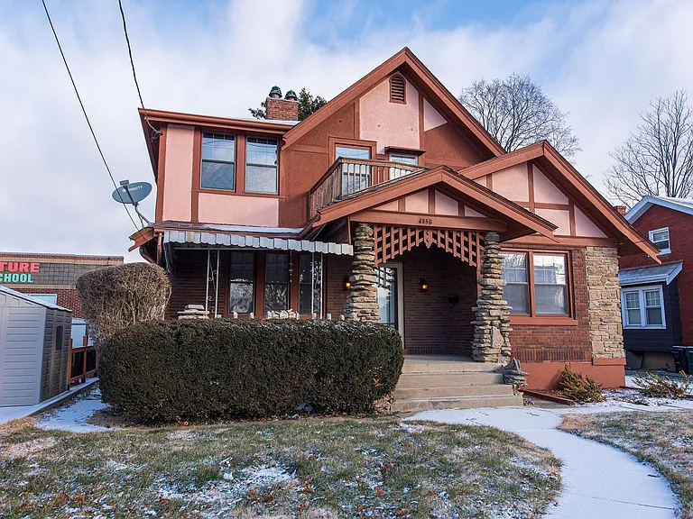 Beautifully updated Tudor style duplex. Upper unit. Large rooms. 2 balconies, private entry. Fenc... — Photo 2
