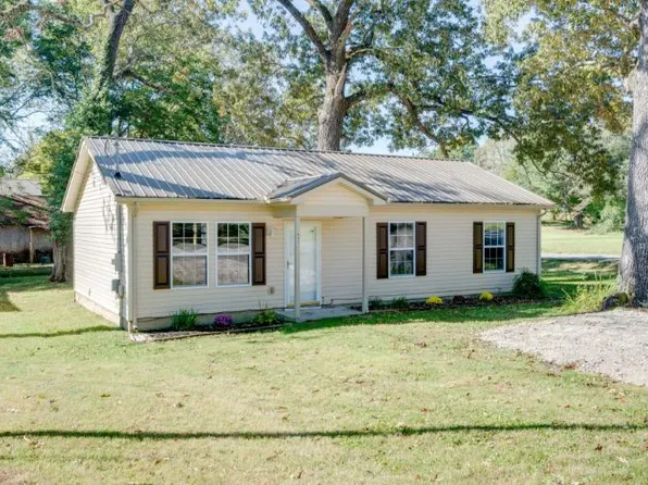 605 W 3rd St, Dickson, TN 37055