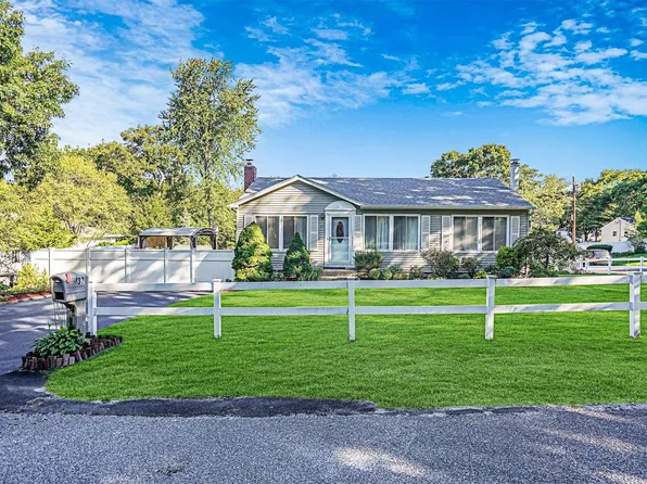 37 Harper St, Patchogue, NY 11772