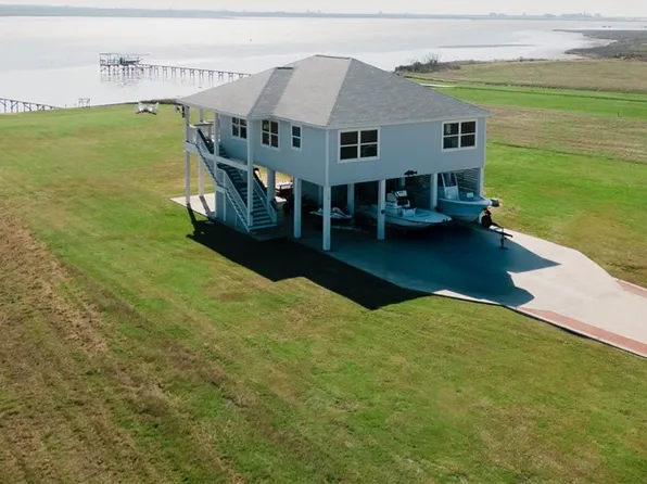 299 Bay Dr, Palacios, TX 77465