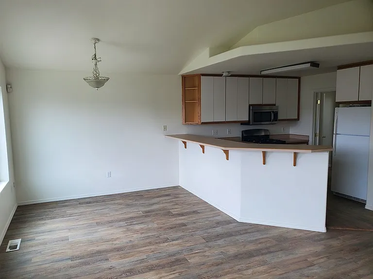 562 NE Negus Loop — Photo 3