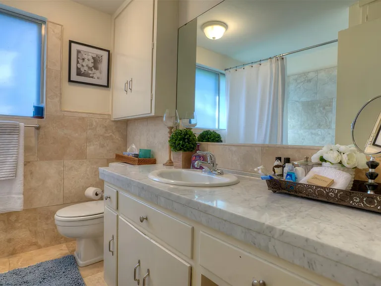 2400 Jarratt Ave #B — Photo 7