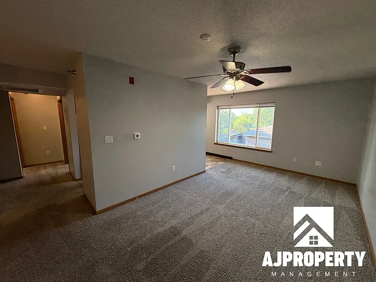 1000 S Summit Ave — Photo 19