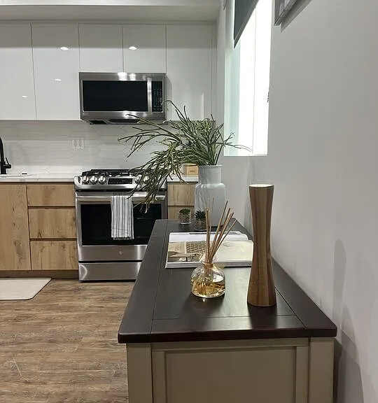 124 S Croft Ave #101 — Photo 8