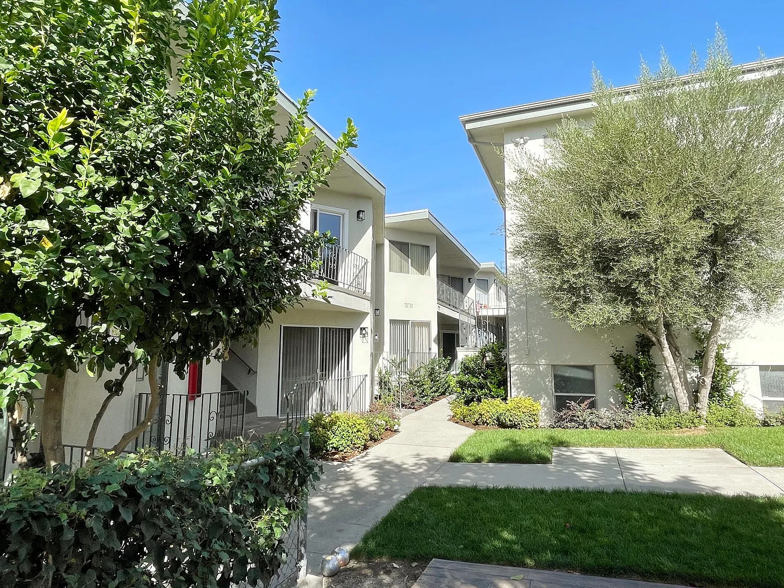 2851 Montrose Ave — Photo 4