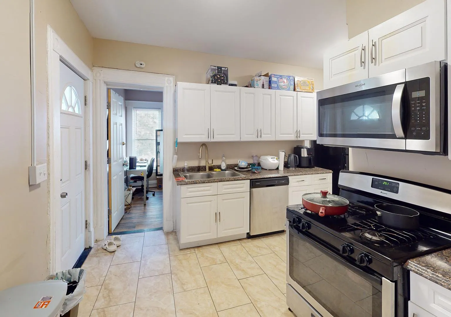 3 bed, $1,800 — Photo 2