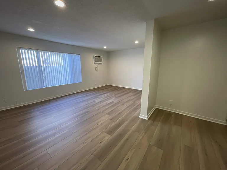 7424 Haskell Ave — Photo 22