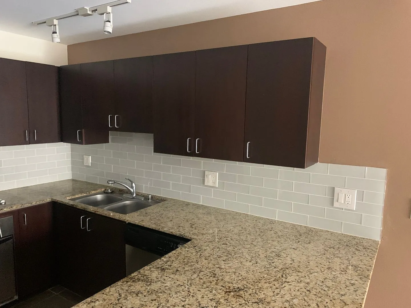 1 Bedroom/ 1 Bath Modern & Spacious Apartment in San Pedro! — Photo 4