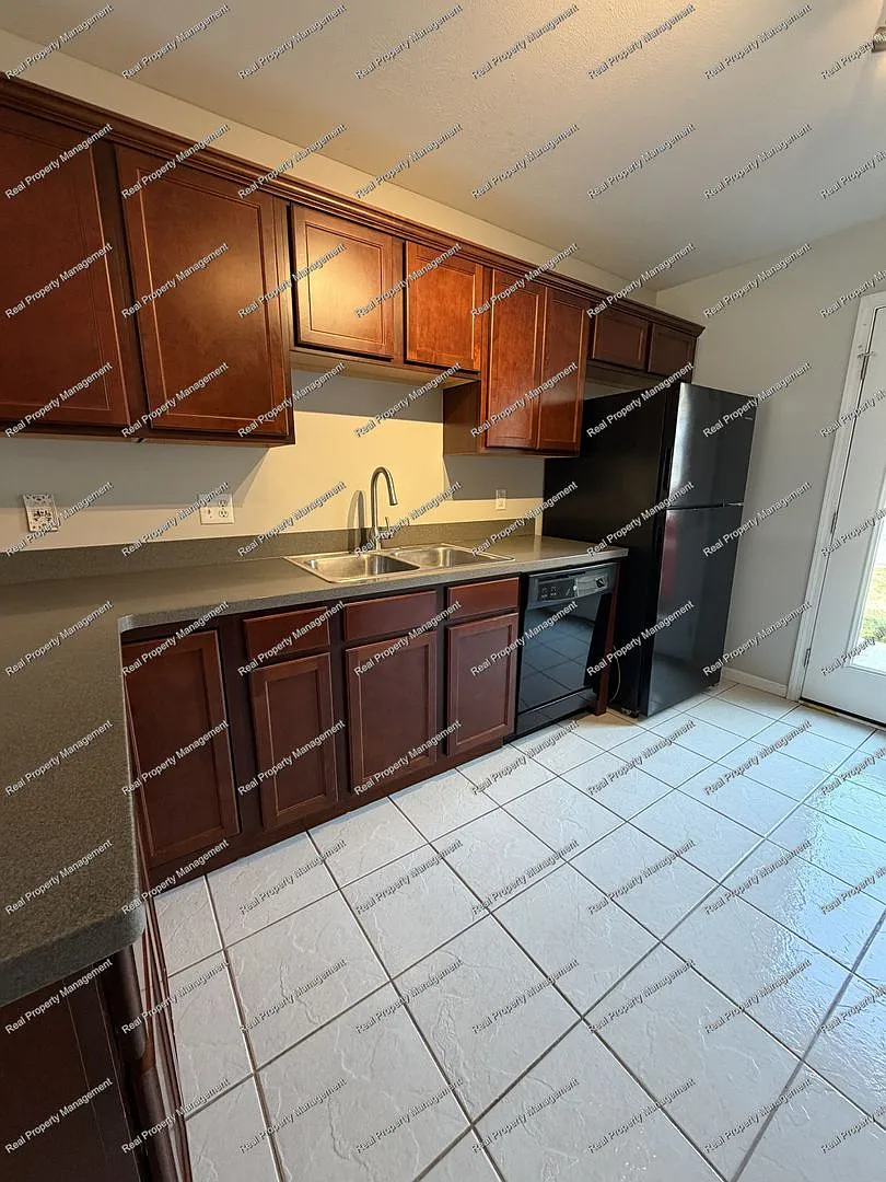 Three Bedroom Town Home — Photo 4