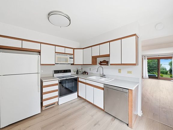 5th image of 221 Cascade Dr
