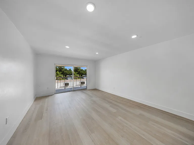 14500 NE 6th Ave — Photo 34