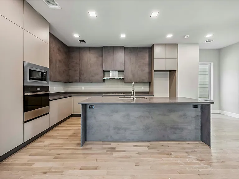 1111 W 21st St — Photo 17