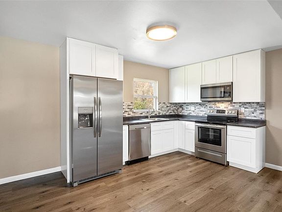 5th image of 3027 Luxury Dr