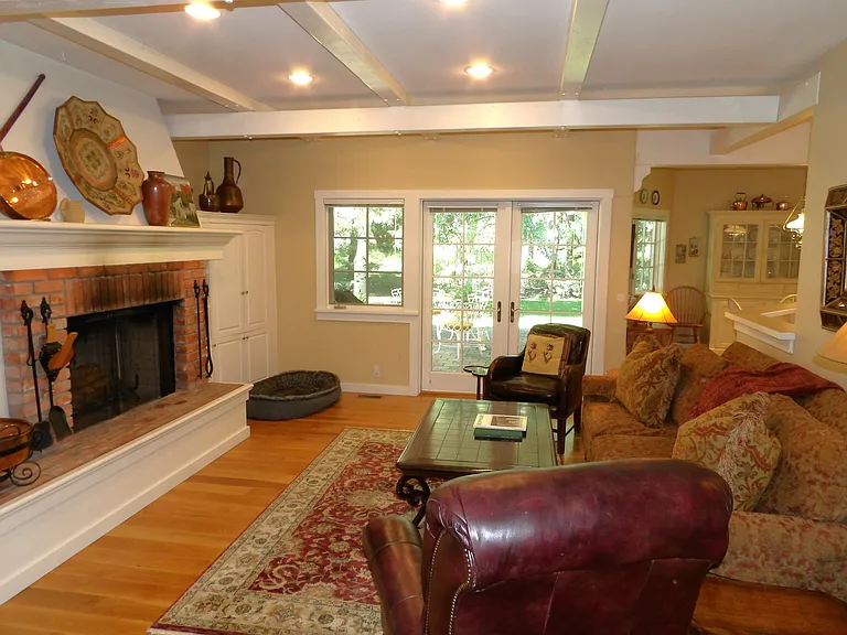 11 Willow Rd — Photo 2