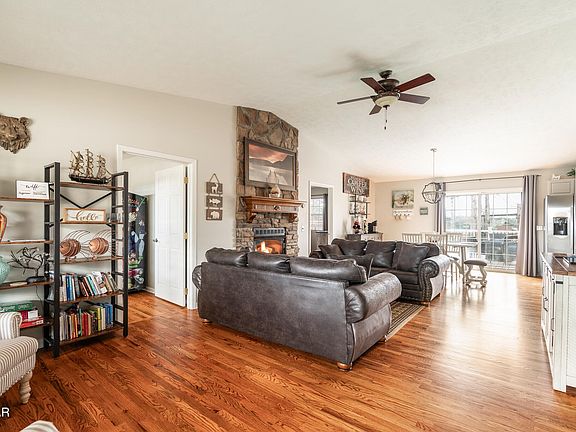 4th image of 945 Holiday Ln