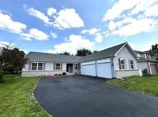 62 Raven Dr, Aurora, IL 60506