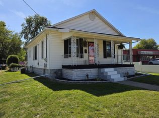 1122 E Chestnut St, Canton, IL 61520