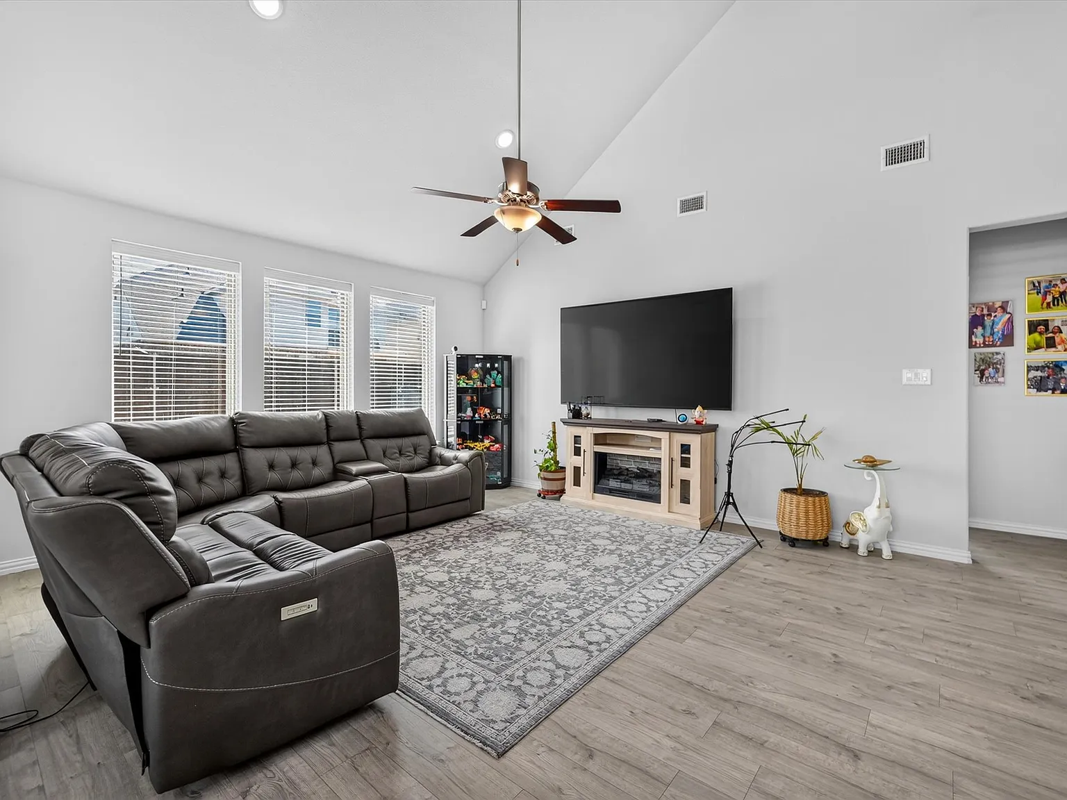 4 bed, 2.5 bath, 3108 sqft, $2,900 — Photo 3
