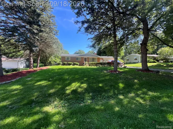 1490 Autumn Dr, Flint, MI 48532