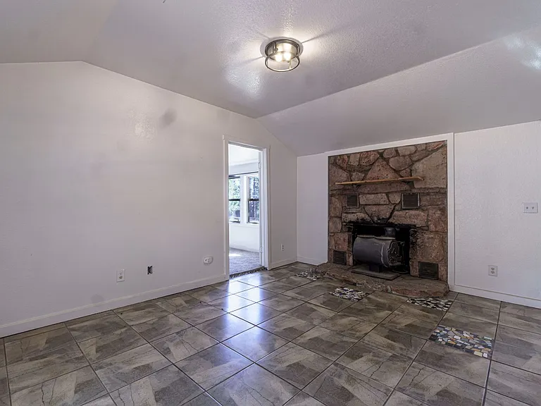 1021 W South Ave — Photo 14