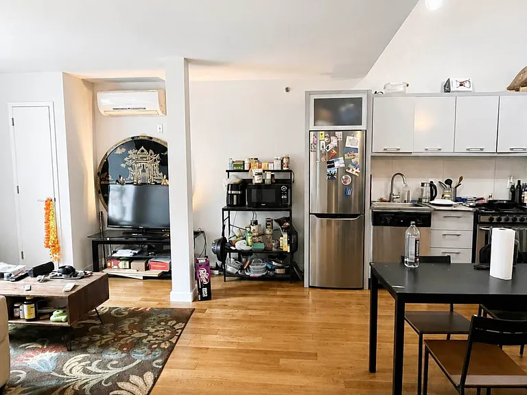100 Dupont St #1H — Photo 6