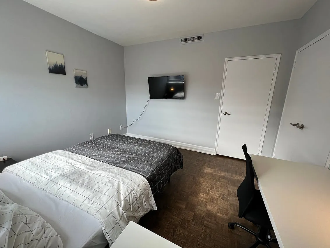 Deluxe Room - Walmer Road & St. Clair Avenue West — Photo 3