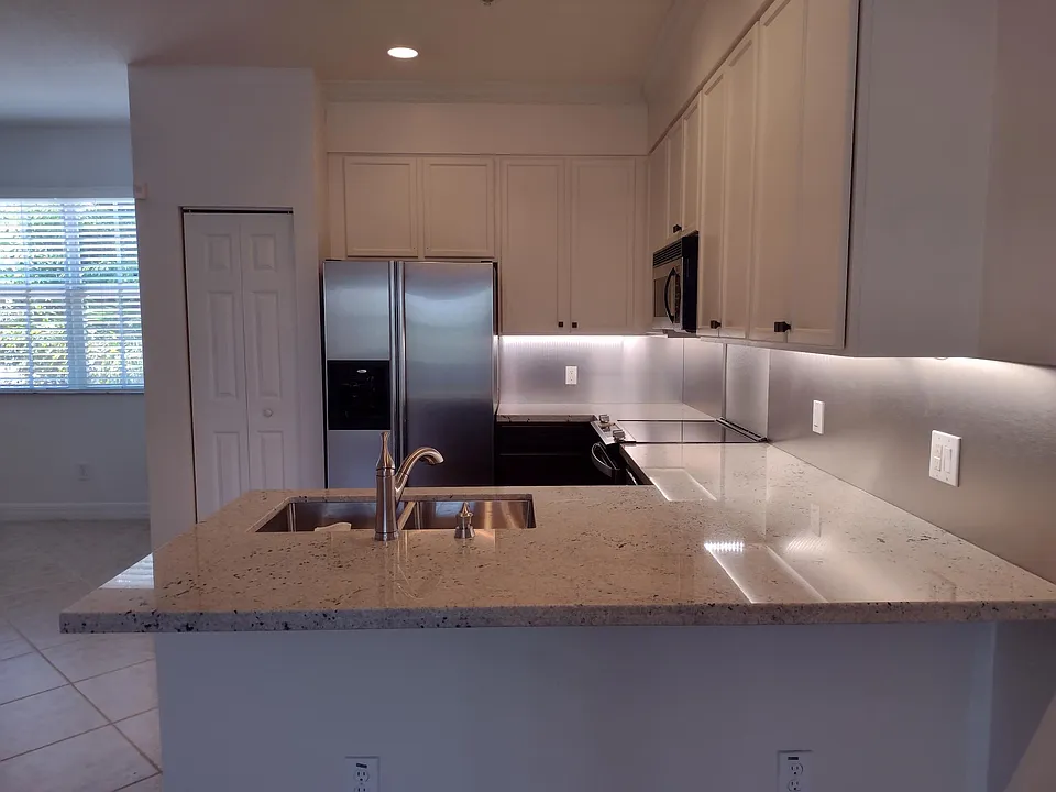 290 NE 5th Ave #4