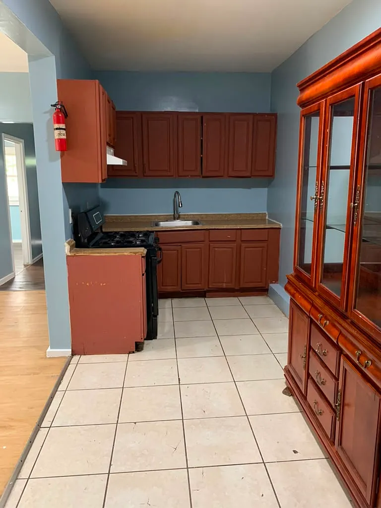 3 bed, 1000 sqft, $2,100 — Photo 3