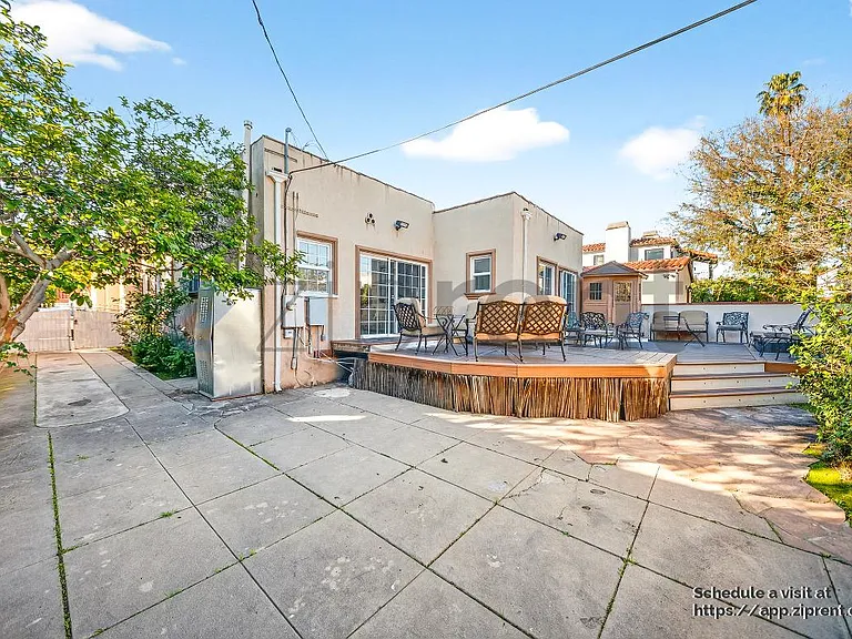 138 N Hamel Dr — Photo 36