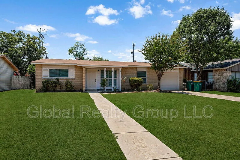 3 bed, 2.0 bath, 1040 sqft, $1,295 — Photo 3