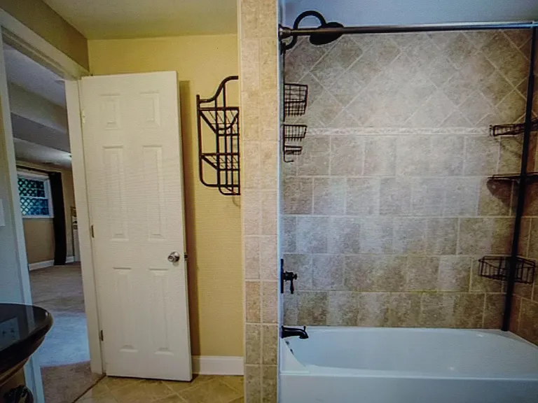 2918 Glenmont Dr — Photo 9