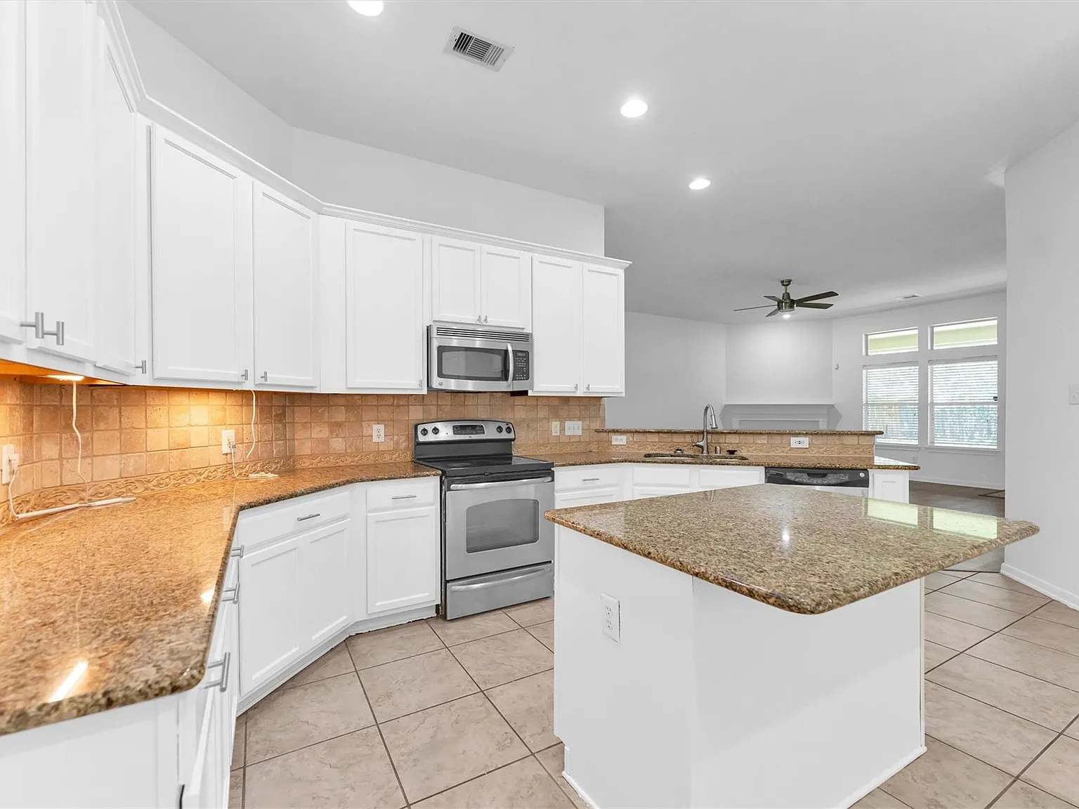 3 bed, 2.0 bath, 2148 sqft, $2,500 — Photo 4