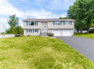117 Cambridge Dr, Glastonbury, CT 06033